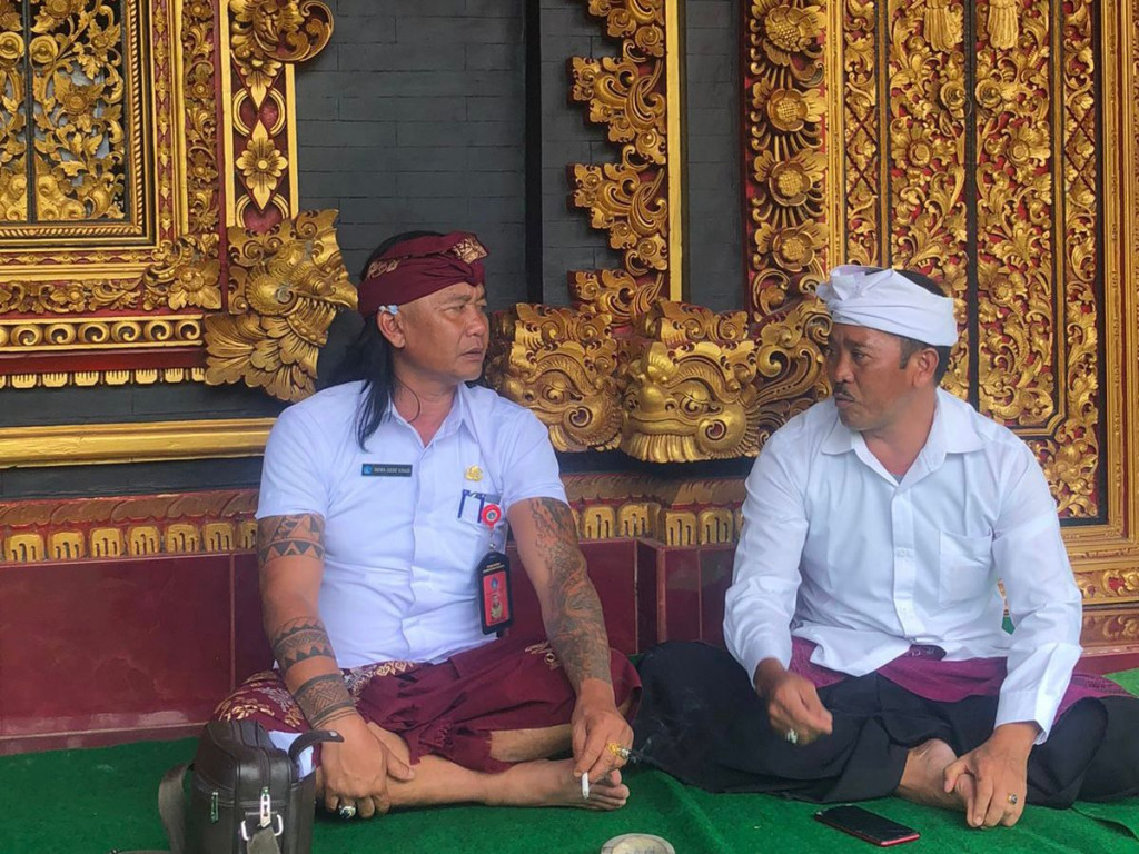 Perbekel Petang Menghadiri Acara Piodalan Mapulasari di Merajan Rumah I Wayan Suryantara